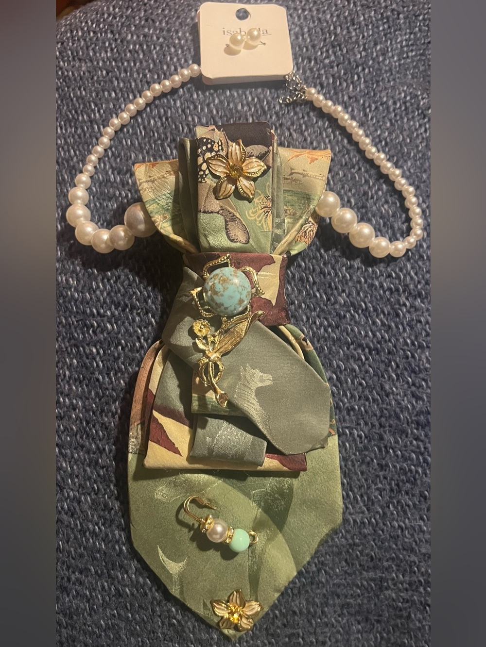 Abella Green Floral Pearl-Trim tie with Charms and Gold Accents